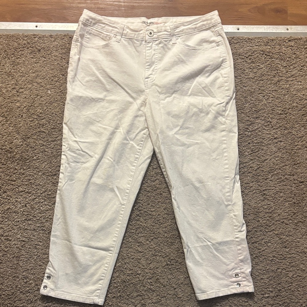 Style&co. Woman 14 Tummy Control White Denim Capris Floral Back Design Like New